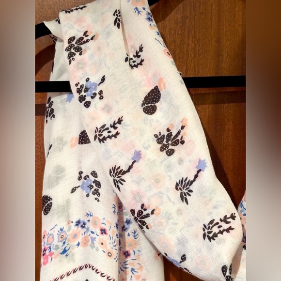 2/$20 - Jimmy Key Floral Tassel Scarf β New with Tags - Picture 3 of 9